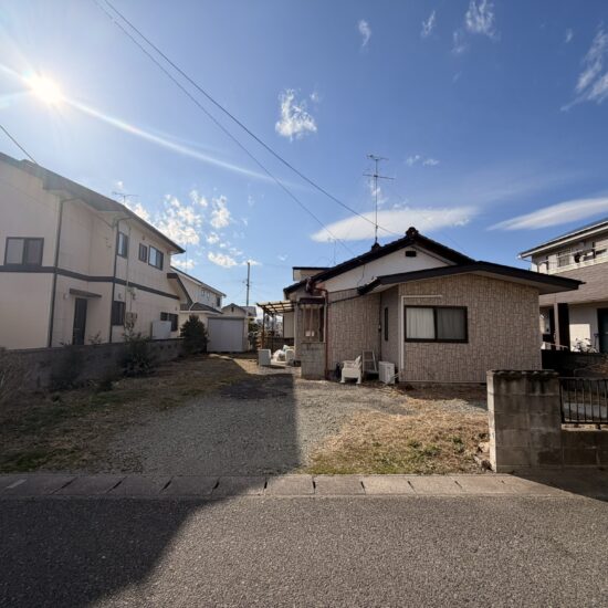 田村町桜ヶ丘１丁目に位置する約７２坪の土地です。建物付きのため、現況のままお引き渡しとなります。