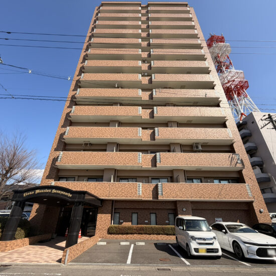 高層階ならではの眺望が楽しめる12階住戸。市街地へのアクセスも良く、日々の生活がスムーズに整う立地。