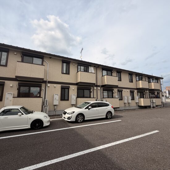 郡山市菜根屋敷に位置する、アパート1棟、戸建2棟のオーナーチェンジ物件です。
