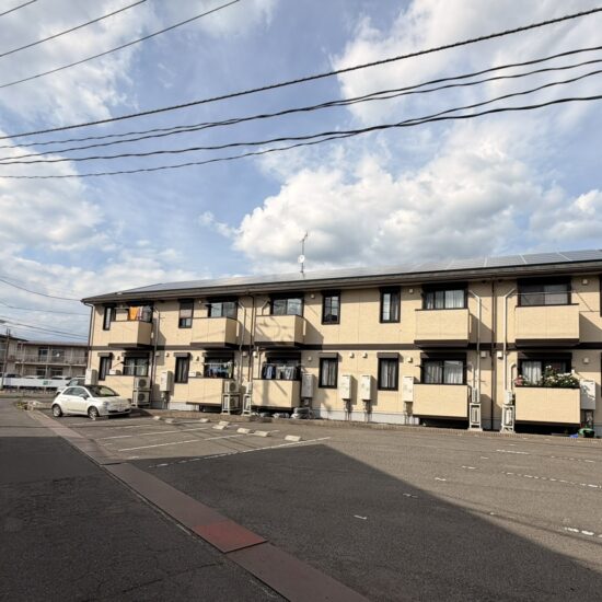 郡山市芳賀3丁目に位置する、2LDK×10室の一棟オーナーチェンジ物件です。