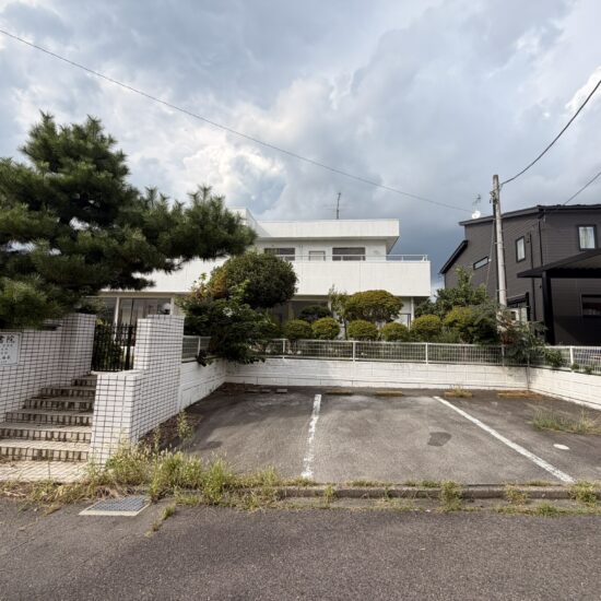 郡山市亀田一丁目の静かな住宅街に位置する183.89坪の土地です。