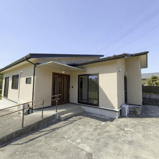 日和田町八丁目、自然豊かな環境の平屋。広々とした、延床面積１０４．３５㎡の居室空間が魅力です！